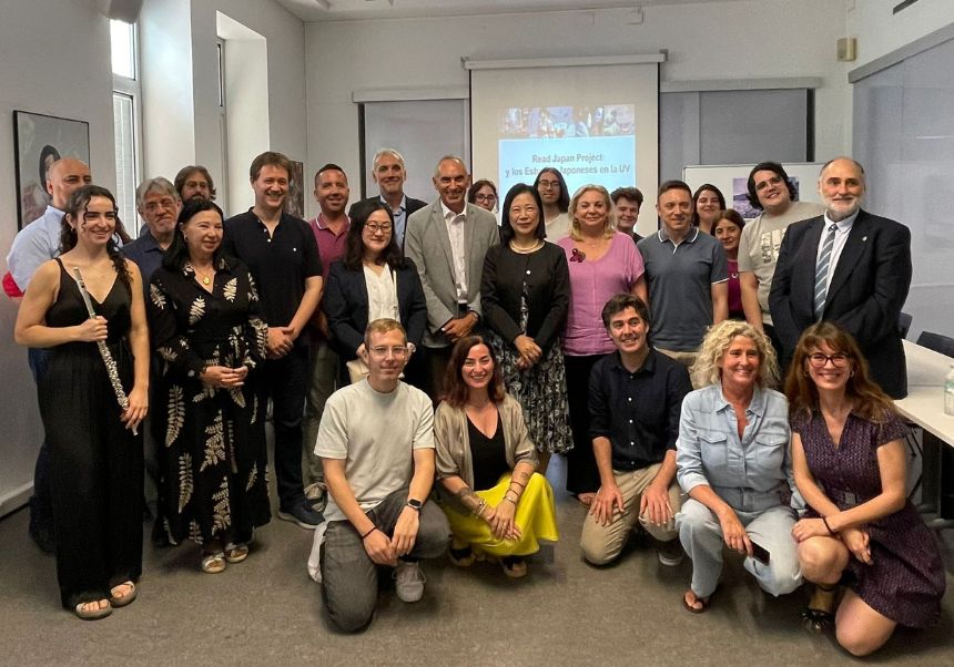Personas asistentes al acto con Read Japan Project